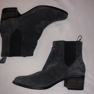 Re-Poshed “Sundance Dolce Vita Booties”